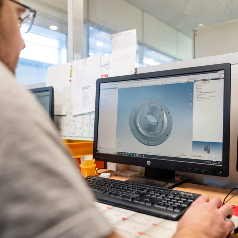 𝐈𝐍𝐓𝐄𝐑𝐕𝐈𝐄𝐖 𝐌𝐄𝐓𝐈𝐄𝐑 – 𝐕𝐚𝐧𝐞𝐬𝐬𝐚, 𝐜𝐨-𝐠𝐞́𝐫𝐚𝐧𝐭𝐞… 𝐞𝐭 𝐜𝐨𝐧𝐜𝐞𝐩𝐭𝐫𝐢𝐜𝐞 / 𝐝𝐞𝐬𝐬𝐢𝐧𝐚𝐭𝐫𝐢𝐜𝐞